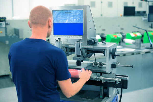 Solutions avancées des étiquettes adhésives Labéo Color pour vos produits chimiques